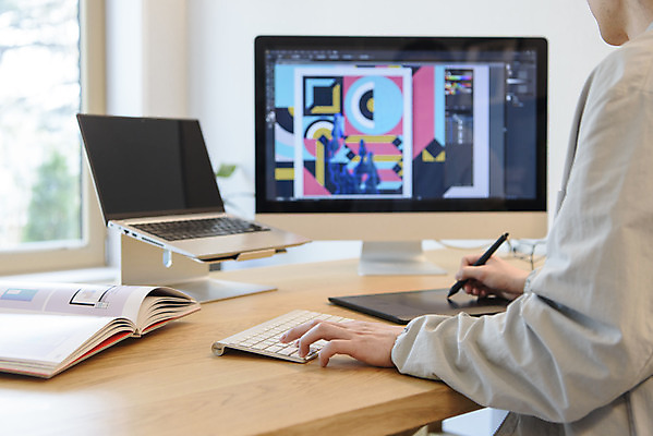 포토 JPG 남자 맨라이프 실내 한명 상반신 성인 옆모습 책 30대 노트북 컴퓨터 태블릿 한국인 잡기 작업 그리기 디자이너 재택근무 일러스트레이터 프리랜서 싱글라이프 성인남자한명만 태블릿펜 국내포토 직업 1 라이프스타일 뷰포인트 비즈니스 모션 사람 동양인 내부 장년 전자제품 스마트기기 펜 남자한명만 성인남자만 파일형식