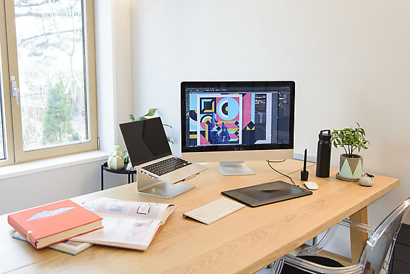 포토 JPG 화분 의자 실내 사람없음 책 노트북 컴퓨터 키보드 디자이너 책상 재택근무 일러스트레이터 프리랜서 국내포토 직업 가구 비즈니스 내부 전자제품 파일형식