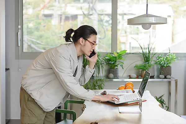 포토 JPG 남자 맨라이프 창문 전등 실내 한명 들기 상반신 성인 옆모습 30대 노트북 주방 한국인 업무 통화 재택근무 프리랜서 싱글라이프 성인남자한명만 안경낌 국내포토 직업 1 라이프스타일 안경 뷰포인트 비즈니스 모션 조명 사람 동양인 내부 장년 전자제품 작업 남자한명만 성인남자만 파일형식