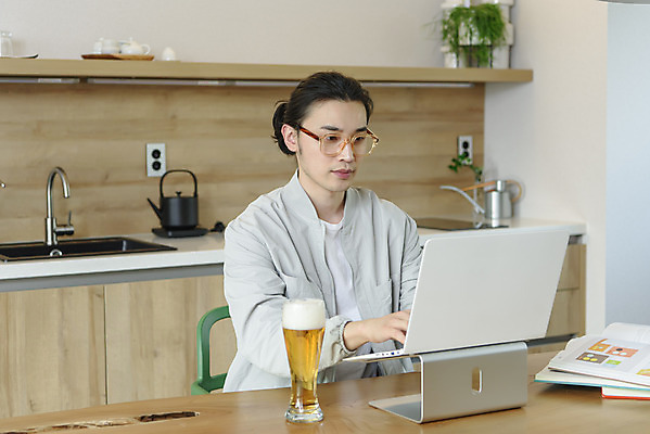 포토 JPG 남자 맨라이프 맥주 실내 한명 상반신 성인 옆모습 30대 노트북 주방 한국인 타이핑 집중 재택근무 프리랜서 싱글라이프 성인남자한명만 안경낌 혼족 국내포토 직업 1 라이프스타일 안경 뷰포인트 컨셉 비즈니스 주류 사람 동양인 내부 장년 전자제품 남자한명만 성인남자만 파일형식
