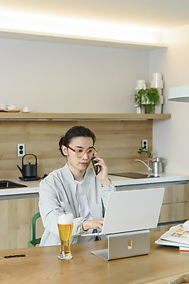 포토 JPG 남자 맨라이프 맥주 실내 한명 들기 상반신 성인 옆모습 30대 노트북 스마트폰 주방 한국인 업무 통화 재택근무 프리랜서 싱글라이프 성인남자한명만 안경낌 혼족 국내포토 직업 1 라이프스타일 안경 뷰포인트 비즈니스 모션 주류 사람 동양인 내부 장년 전자제품 핸드폰 스마트기기 작업 남자한명만 성인남자만 파일형식