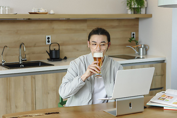 포토 JPG 남자 맨라이프 맥주 실내 한명 들기 상반신 성인 옆모습 30대 노트북 주방 한국인 마시기 안주 재택근무 프리랜서 싱글라이프 성인남자한명만 안경낌 혼족 국내포토 직업 1 라이프스타일 안경 뷰포인트 비즈니스 모션 주류 사람 동양인 내부 장년 전자제품 남자한명만 성인남자만 파일형식