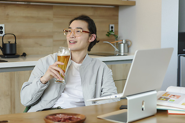 포토 JPG 남자 맨라이프 휴식 맥주 실내 한명 미소 들기 상반신 성인 옆모습 30대 노트북 주방 한국인 안주 재택근무 프리랜서 싱글라이프 성인남자한명만 안경낌 혼족 국내포토 직업 1 라이프스타일 안경 뷰포인트 컨셉 비즈니스 모션 주류 표정 사람 동양인 내부 장년 전자제품 남자한명만 성인남자만 파일형식