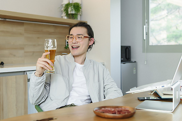 포토 JPG 응시 남자 맨라이프 휴식 맥주 실내 한명 들기 상반신 성인 옆모습 30대 노트북 주방 한국인 안주 재택근무 감탄 프리랜서 싱글라이프 성인남자한명만 안경낌 혼족 국내포토 직업 1 라이프스타일 시선 안경 뷰포인트 컨셉 비즈니스 모션 주류 사람 동양인 내부 장년 전자제품 남자한명만 성인남자만 파일형식