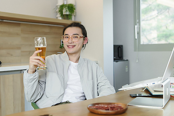 포토 JPG 응시 남자 맨라이프 휴식 맥주 실내 한명 미소 들기 상반신 성인 옆모습 30대 노트북 주방 한국인 안주 재택근무 프리랜서 싱글라이프 성인남자한명만 안경낌 혼족 국내포토 직업 1 라이프스타일 시선 안경 뷰포인트 컨셉 비즈니스 모션 주류 표정 사람 동양인 내부 장년 전자제품 남자한명만 성인남자만 파일형식