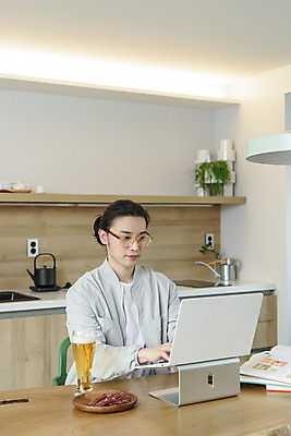 포토 JPG 남자 맨라이프 맥주 실내 한명 상반신 성인 옆모습 30대 노트북 주방 한국인 타이핑 업무 집중 안주 재택근무 워커홀릭 프리랜서 싱글라이프 성인남자한명만 안경낌 혼족 국내포토 직업 1 라이프스타일 안경 뷰포인트 컨셉 비즈니스 주류 사람 동양인 내부 장년 전자제품 작업 남자한명만 성인남자만 파일형식