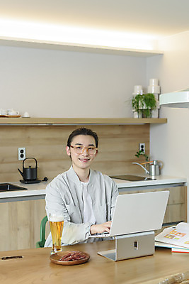 포토 JPG 응시 남자 맨라이프 맥주 실내 한명 미소 상반신 성인 앞모습 30대 노트북 주방 한국인 타이핑 업무 안주 재택근무 프리랜서 싱글라이프 성인남자한명만 안경낌 혼족 국내포토 직업 1 라이프스타일 시선 안경 뷰포인트 비즈니스 주류 표정 사람 동양인 내부 장년 전자제품 작업 남자한명만 성인남자만 파일형식
