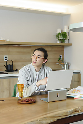 포토 JPG 응시 남자 맨라이프 맥주 실내 한명 상반신 성인 앞모습 30대 노트북 주방 한국인 깍지 안주 재택근무 프리랜서 싱글라이프 성인남자한명만 안경낌 혼족 국내포토 직업 1 라이프스타일 시선 안경 뷰포인트 비즈니스 주류 사람 동양인 손짓 내부 장년 전자제품 남자한명만 성인남자만 파일형식