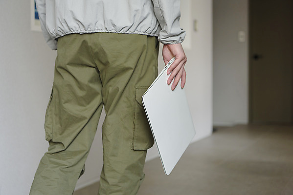 포토 JPG 남자 맨라이프 이동 실내 한명 들기 성인 뒷모습 아웃포커스 30대 노트북 한국인 하반신 재택근무 프리랜서 싱글라이프 성인남자한명만 국내포토 직업 1 라이프스타일 뷰포인트 컨셉 비즈니스 모션 촬영기법 사람 동양인 내부 장년 전자제품 남자한명만 성인남자만 파일형식