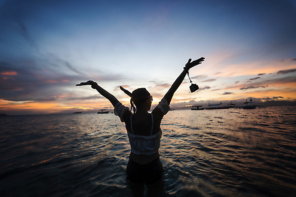 포토 JPG 주간 구름 여자 실루엣 바다 하늘 한명 상반신 성인 야외 뒷모습 30대 카메라 일몰 만세 한국인 잠수부 성인여자한명만 프리다이빙 국내포토 자연요소 1 뷰포인트 모션 촬영기법 사람 동양인 장년 전자제품 노을 수상스포츠 전문직 여자한명만 성인여자만 파일형식