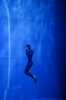 포토 JPG 전신 남자 수영장 한명 성인 옆모습 30대 수중 수영 한국인 잠수부 연습 잠수 성인남자한명만 수중사진 프리다이빙 국내포토 1 뷰포인트 사람 동양인 장년 수상스포츠 전문직 남자한명만 성인남자만 파일형식