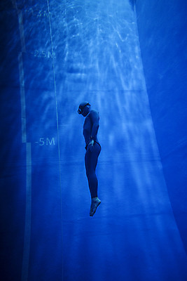 포토 JPG 전신 남자 수영장 한명 성인 옆모습 30대 수중 수영 한국인 잠수부 연습 잠수 성인남자한명만 수중사진 프리다이빙 국내포토 1 뷰포인트 사람 동양인 장년 수상스포츠 전문직 남자한명만 성인남자만 파일형식