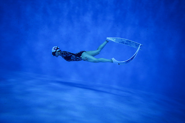 포토 JPG 전신 여자 수영장 한명 성인 옆모습 30대 수중 수영 한국인 잠수부 연습 잠수 성인여자한명만 수중사진 프리다이빙 국내포토 1 뷰포인트 사람 동양인 장년 수상스포츠 전문직 여자한명만 성인여자만 파일형식