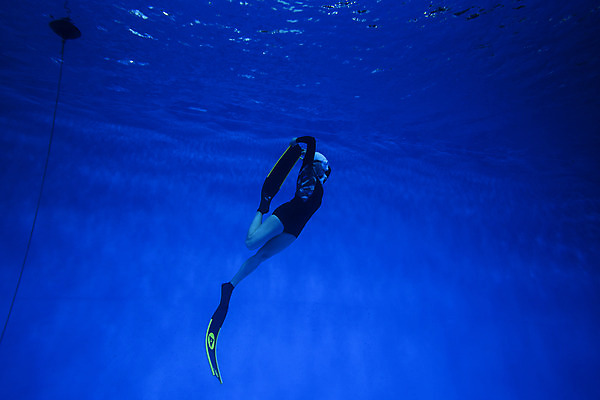 포토 JPG 전신 여자 포즈 수영장 한명 성인 옆모습 30대 수중 수영 한국인 잠수부 연습 잠수 성인여자한명만 수중사진 프리다이빙 국내포토 1 뷰포인트 사람 동양인 장년 수상스포츠 전문직 여자한명만 성인여자만 파일형식
