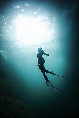포토 JPG 전신 여자 실루엣 바다 한명 성인 옆모습 30대 빛 바닷속 수영 한국인 잠수부 울릉도 성인여자한명만 수중사진 프리다이빙 국내포토 1 뷰포인트 섬 촬영기법 사람 동양인 장년 수중 수상스포츠 전문직 경상북도 여자한명만 성인여자만 파일형식
