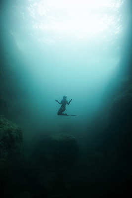 포토 JPG 전신 여자 실루엣 바다 한명 성인 옆모습 30대 빛 바닷속 수영 한국인 잠수부 울릉도 성인여자한명만 수중사진 프리다이빙 국내포토 1 뷰포인트 섬 촬영기법 사람 동양인 장년 수중 수상스포츠 전문직 경상북도 여자한명만 성인여자만 파일형식