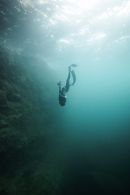 포토 JPG 전신 여자 바다 한명 성인 옆모습 30대 빛 바닷속 수영 한국인 잠수부 잠수 울릉도 성인여자한명만 수중사진 프리다이빙 국내포토 1 뷰포인트 섬 사람 동양인 장년 수중 수상스포츠 전문직 경상북도 여자한명만 성인여자만 파일형식
