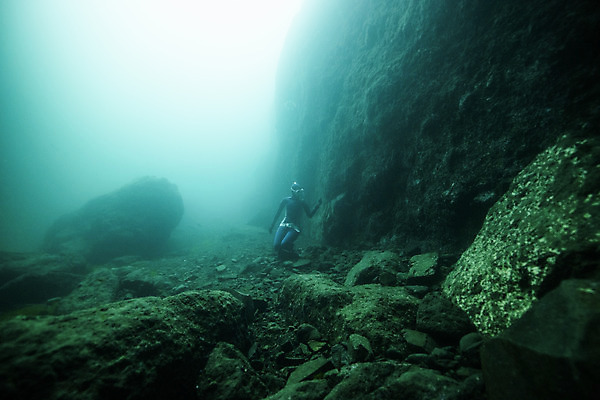 포토 JPG 전신 여자 바다 한명 성인 옆모습 30대 빛 바닷속 수영 한국인 돌_바위 잠수부 울릉도 성인여자한명만 수중사진 프리다이빙 국내포토 1 뷰포인트 섬 사람 동양인 장년 수중 수상스포츠 전문직 경상북도 여자한명만 성인여자만 파일형식