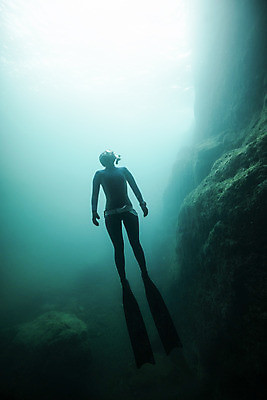 포토 JPG 전신 여자 바다 한명 성인 앞모습 30대 빛 바닷속 수영 한국인 돌_바위 잠수부 울릉도 성인여자한명만 수중사진 프리다이빙 국내포토 1 뷰포인트 섬 사람 동양인 장년 수중 수상스포츠 전문직 경상북도 여자한명만 성인여자만 파일형식