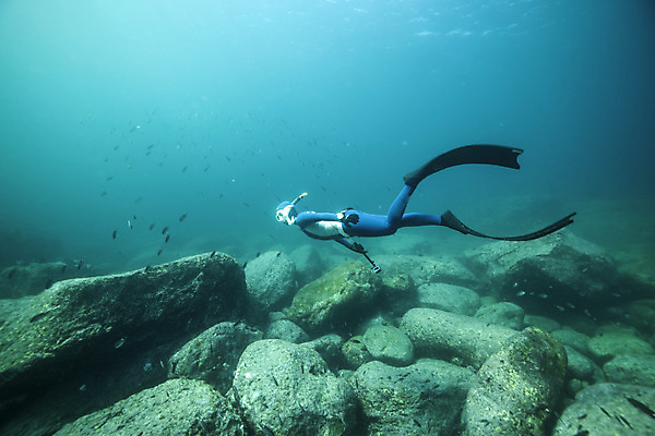 포토 JPG 전신 여자 바다 한명 성인 옆모습 30대 바닷속 수영 한국인 돌_바위 잠수부 울릉도 성인여자한명만 수중사진 프리다이빙 국내포토 1 뷰포인트 섬 사람 동양인 장년 수중 수상스포츠 전문직 경상북도 여자한명만 성인여자만 파일형식