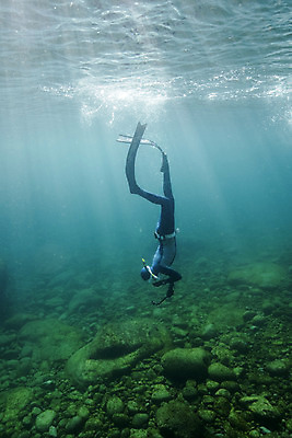 포토 JPG 전신 여자 바다 한명 성인 옆모습 30대 바닷속 수영 한국인 돌_바위 잠수부 잠수 울릉도 성인여자한명만 수중사진 프리다이빙 국내포토 1 뷰포인트 섬 사람 동양인 장년 수중 수상스포츠 전문직 경상북도 여자한명만 성인여자만 파일형식