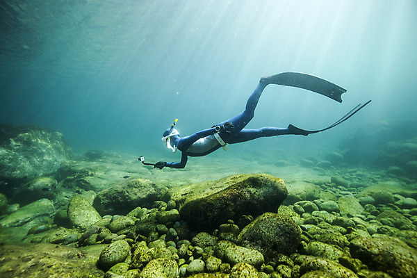 포토 JPG 전신 여자 바다 한명 들기 성인 옆모습 30대 바닷속 수영 한국인 돌_바위 잠수부 울릉도 방수카메라 성인여자한명만 수중사진 프리다이빙 국내포토 1 뷰포인트 섬 모션 사람 동양인 장년 카메라 수중 수상스포츠 전문직 경상북도 여자한명만 성인여자만 파일형식