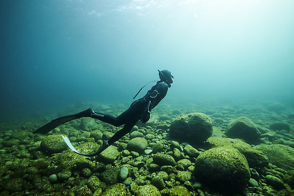 포토 JPG 전신 남자 바다 한명 성인 옆모습 30대 바닷속 수영 한국인 돌_바위 잠수부 울릉도 성인남자한명만 수중사진 프리다이빙 국내포토 1 뷰포인트 섬 사람 동양인 장년 수중 수상스포츠 전문직 경상북도 남자한명만 성인남자만 파일형식