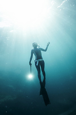 포토 JPG 전신 여자 바다 한명 들기 성인 옆모습 30대 빛 바닷속 수영 한국인 잠수부 울릉도 성인여자한명만 수중사진 프리다이빙 국내포토 1 뷰포인트 섬 모션 사람 동양인 장년 수중 수상스포츠 전문직 경상북도 여자한명만 성인여자만 파일형식