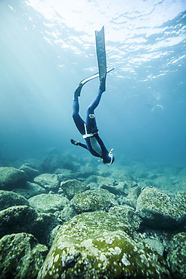 포토 JPG 전신 여자 바다 한명 성인 옆모습 30대 바닷속 수영 한국인 돌_바위 잠수부 울릉도 성인여자한명만 수중사진 프리다이빙 국내포토 1 뷰포인트 섬 사람 동양인 장년 수중 수상스포츠 전문직 경상북도 여자한명만 성인여자만 파일형식