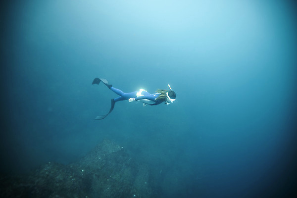 포토 JPG 전신 여자 바다 한명 성인 옆모습 30대 제주도 바닷속 수영 한국인 잠수부 성인여자한명만 수중사진 프리다이빙 국내포토 1 뷰포인트 한국 사람 동양인 장년 수중 수상스포츠 전문직 여자한명만 성인여자만 파일형식