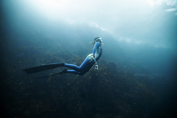 포토 JPG 전신 여자 바다 한명 성인 옆모습 30대 빛 제주도 바닷속 수영 한국인 잠수부 성인여자한명만 수중사진 프리다이빙 국내포토 1 뷰포인트 한국 사람 동양인 장년 수중 수상스포츠 전문직 여자한명만 성인여자만 파일형식
