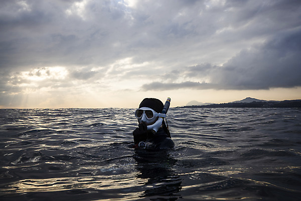 포토 JPG 주간 구름 여자 바다 하늘 한명 상반신 성인 야외 앞모습 30대 제주도 일몰 한국인 잠수부 잠수경 성인여자한명만 프리다이빙 국내포토 자연요소 1 뷰포인트 한국 사람 동양인 장년 노을 수상스포츠 전문직 물안경 여자한명만 성인여자만 파일형식