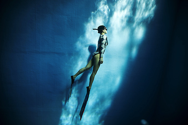 포토 JPG 전신 여자 수영장 한명 성인 옆모습 30대 빛 수중 수영 한국인 잠수부 연습 성인여자한명만 수중사진 프리다이빙 국내포토 1 뷰포인트 사람 동양인 장년 수상스포츠 전문직 여자한명만 성인여자만 파일형식