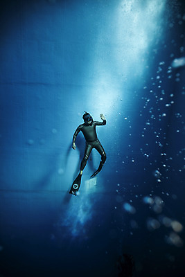 포토 JPG 전신 남자 수영장 한명 성인 옆모습 30대 빛 수중 수영 한국인 잠수부 연습 성인남자한명만 수중사진 프리다이빙 국내포토 1 뷰포인트 사람 동양인 장년 수상스포츠 전문직 남자한명만 성인남자만 파일형식