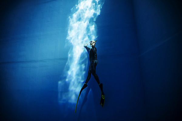 포토 JPG 전신 여자 수영장 한명 성인 옆모습 30대 빛 수중 수영 한국인 잠수부 연습 성인여자한명만 수중사진 프리다이빙 국내포토 1 뷰포인트 사람 동양인 장년 수상스포츠 전문직 여자한명만 성인여자만 파일형식