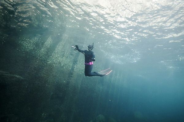 포토 JPG 전신 여자 바다 한명 성인 옆모습 30대 빛 제주도 바닷속 수영 한국인 잠수부 성인여자한명만 수중사진 프리다이빙 국내포토 1 뷰포인트 한국 사람 동양인 장년 수중 수상스포츠 전문직 여자한명만 성인여자만 파일형식