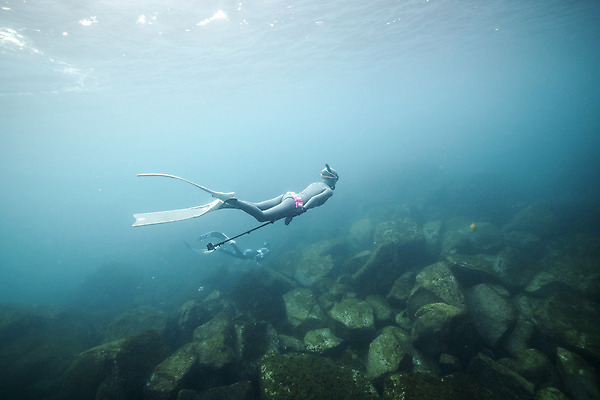 포토 JPG 전신 여자 바다 한명 성인 옆모습 30대 제주도 바닷속 수영 한국인 돌_바위 잠수부 성인여자한명만 수중사진 프리다이빙 국내포토 1 뷰포인트 한국 사람 동양인 장년 수중 수상스포츠 전문직 여자한명만 성인여자만 파일형식