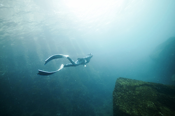 포토 JPG 전신 여자 바다 한명 성인 옆모습 30대 빛 제주도 바닷속 수영 한국인 잠수부 성인여자한명만 수중사진 프리다이빙 국내포토 1 뷰포인트 한국 사람 동양인 장년 수중 수상스포츠 전문직 여자한명만 성인여자만 파일형식