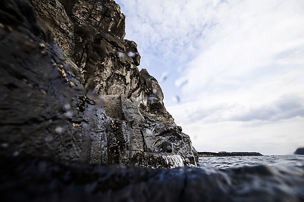 포토 JPG 주간 구름 바다 자연 하늘 풍경 사람없음 야외 제주도 절벽바위 국내포토 자연요소 한국 바위_돌 생태계 파일형식
