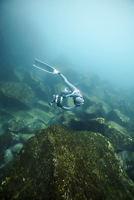 포토 JPG 전신 여자 바다 한명 들기 성인 옆모습 30대 제주도 카메라 사진촬영 바닷속 수영 한국인 잠수부 성인여자한명만 수중사진 프리다이빙 국내포토 1 뷰포인트 모션 한국 사람 동양인 장년 전자제품 촬영 수중 수상스포츠 전문직 여자한명만 성인여자만 파일형식