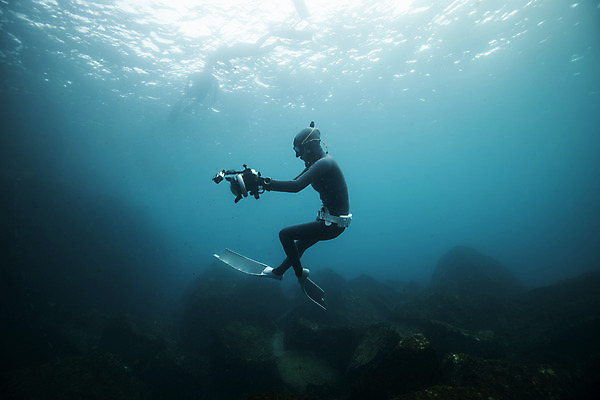 포토 JPG 전신 여자 바다 한명 들기 성인 옆모습 30대 제주도 카메라 사진촬영 바닷속 수영 한국인 잠수부 성인여자한명만 수중사진 프리다이빙 국내포토 1 뷰포인트 모션 한국 사람 동양인 장년 전자제품 촬영 수중 수상스포츠 전문직 여자한명만 성인여자만 파일형식