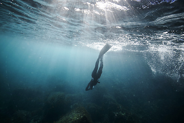 포토 JPG 전신 여자 바다 한명 성인 옆모습 30대 빛 제주도 바닷속 수영 한국인 잠수부 성인여자한명만 수중사진 프리다이빙 국내포토 1 뷰포인트 한국 사람 동양인 장년 수중 수상스포츠 전문직 여자한명만 성인여자만 파일형식