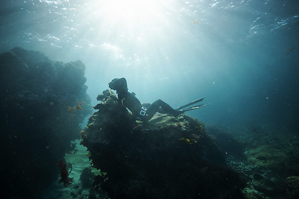 포토 JPG 전신 남자 바다 한명 앉기 성인 옆모습 30대 빛 제주도 바닷속 한국인 잠수부 성인남자한명만 수중사진 프리다이빙 국내포토 1 뷰포인트 모션 한국 사람 동양인 장년 수중 수상스포츠 전문직 남자한명만 성인남자만 파일형식