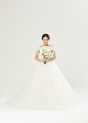 포토 JPG 스튜디오촬영 전신 여자 신부 부케 웨딩드레스 결혼 실내 한명 서기 미소 들기 20대 성인 앞모습 눈감음 한국인 흰배경 설레임 성인여자한명만 웨딩촬영 국내포토 1 드레스 감정 뷰포인트 꽃다발 백그라운드 모션 표정 사람 동양인 이벤트 청년 내부 흰색 기념사진 여자한명만 성인여자만 파일형식