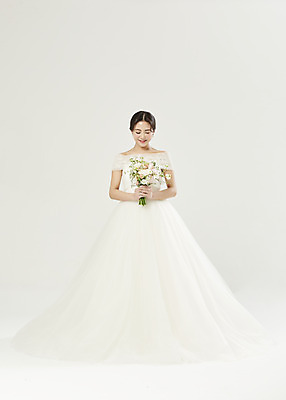 포토 JPG 스튜디오촬영 전신 여자 신부 부케 웨딩드레스 결혼 실내 한명 서기 미소 들기 20대 성인 앞모습 눈감음 한국인 흰배경 설레임 성인여자한명만 웨딩촬영 국내포토 1 드레스 감정 뷰포인트 꽃다발 백그라운드 모션 표정 사람 동양인 이벤트 청년 내부 흰색 기념사진 여자한명만 성인여자만 파일형식