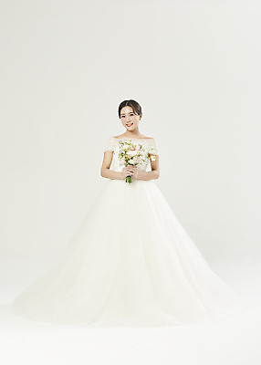 포토 JPG 스튜디오촬영 전신 응시 여자 신부 부케 웨딩드레스 결혼 실내 한명 서기 미소 들기 20대 성인 앞모습 한국인 흰배경 설레임 성인여자한명만 웨딩촬영 국내포토 1 시선 드레스 감정 뷰포인트 꽃다발 백그라운드 모션 표정 사람 동양인 이벤트 청년 내부 흰색 기념사진 여자한명만 성인여자만 파일형식