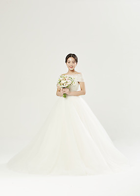 포토 JPG 스튜디오촬영 전신 여자 신부 부케 웨딩드레스 결혼 실내 한명 서기 미소 들기 20대 성인 앞모습 눈감음 한국인 흰배경 설레임 성인여자한명만 웨딩촬영 국내포토 1 드레스 감정 뷰포인트 꽃다발 백그라운드 모션 표정 사람 동양인 이벤트 청년 내부 흰색 기념사진 여자한명만 성인여자만 파일형식