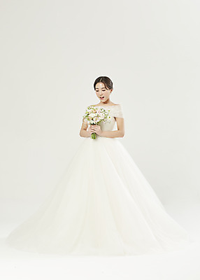 포토 JPG 스튜디오촬영 전신 여자 신부 부케 웨딩드레스 결혼 실내 한명 서기 들기 20대 성인 앞모습 놀람 한국인 흰배경 설레임 성인여자한명만 웨딩촬영 국내포토 1 드레스 감정 뷰포인트 꽃다발 백그라운드 모션 표정 사람 동양인 이벤트 청년 내부 흰색 기념사진 여자한명만 성인여자만 파일형식