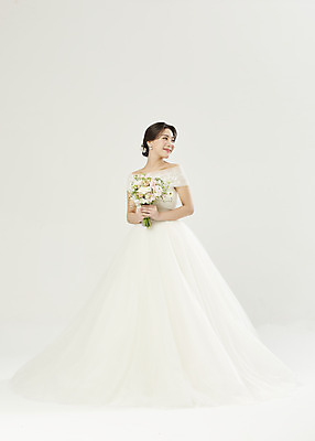 포토 JPG 스튜디오촬영 전신 응시 여자 신부 부케 웨딩드레스 결혼 실내 한명 서기 미소 들기 20대 성인 앞모습 한국인 흰배경 설레임 성인여자한명만 웨딩촬영 국내포토 1 시선 드레스 감정 뷰포인트 꽃다발 백그라운드 모션 표정 사람 동양인 이벤트 청년 내부 흰색 기념사진 여자한명만 성인여자만 파일형식