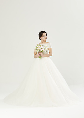 포토 JPG 스튜디오촬영 전신 응시 여자 신부 부케 웨딩드레스 결혼 실내 한명 서기 미소 들기 20대 성인 앞모습 한국인 흰배경 설레임 성인여자한명만 웨딩촬영 국내포토 1 시선 드레스 감정 뷰포인트 꽃다발 백그라운드 모션 표정 사람 동양인 이벤트 청년 내부 흰색 기념사진 여자한명만 성인여자만 파일형식